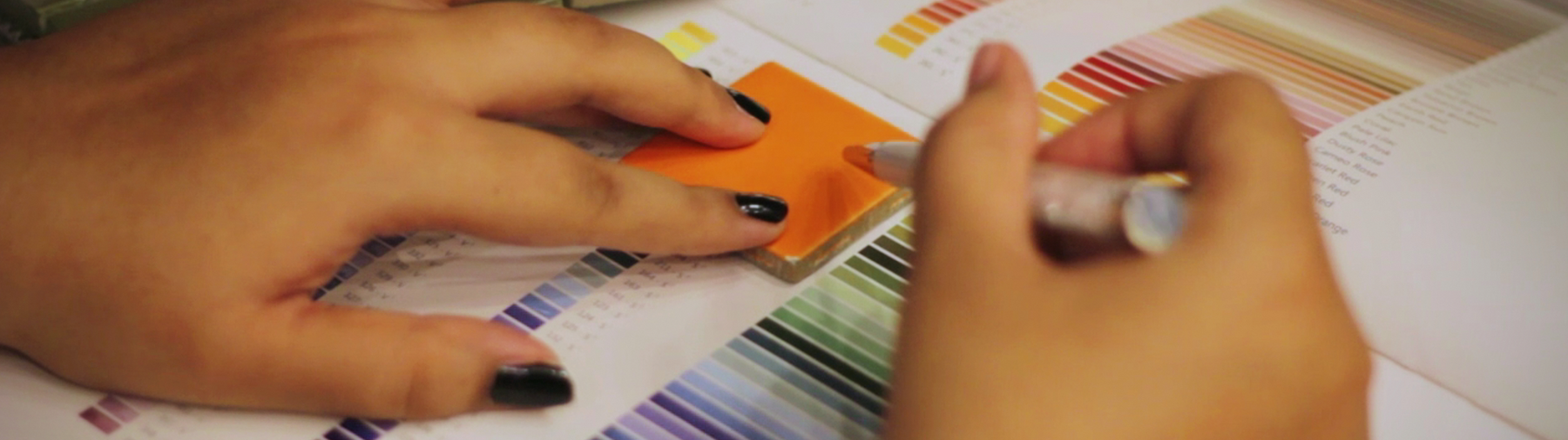 Comment une surface crée-t-elle une ambiance grâce aux couleurs ?